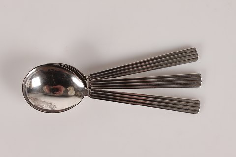 Georg Jensen
Bernadotte
af sterling sølv
Bouillon skeer
L 15 cm