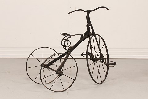 Antik trehjulet cykel
Af patineret jern
